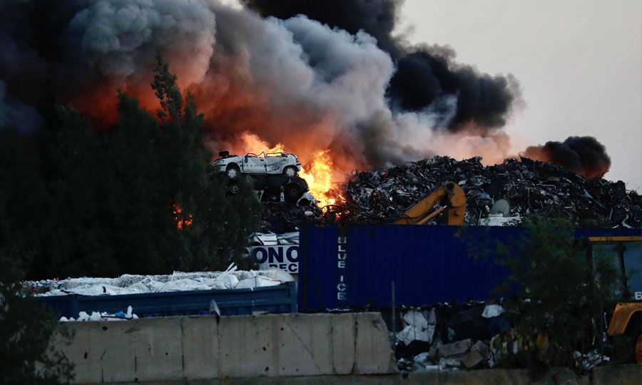 Μαίνεται η φωτιά στο Γέρι - Τραυματίστηκε πυροσβέστης - Vimarsana News