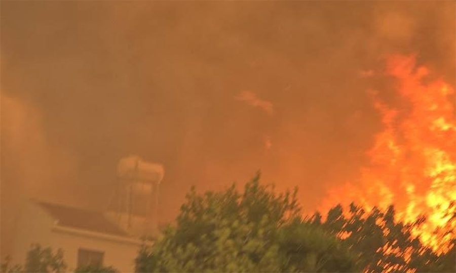Σε λεωφορείο εγκλωβισμένα 36 άτομα στη Λόφου