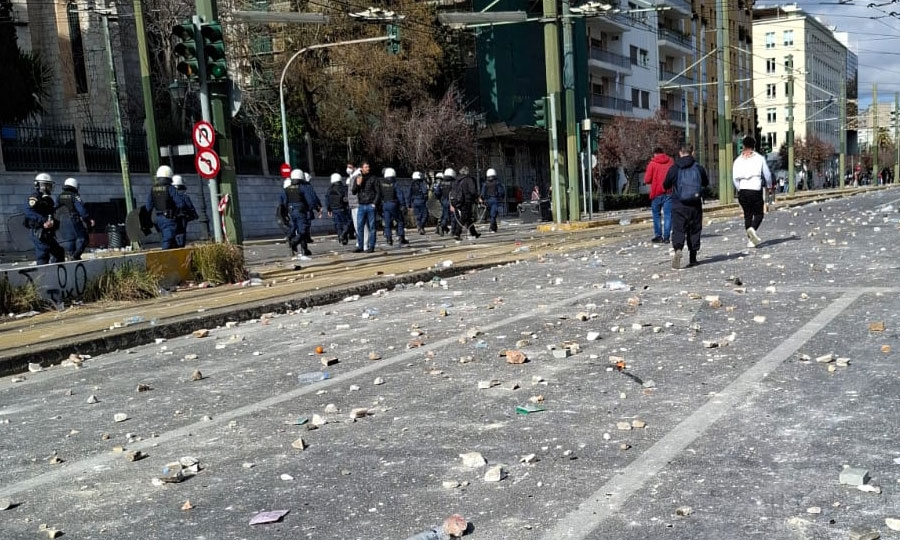 Εικόνα πριν από λίγο - Η Αμαλίας γεμάτη πέτρες