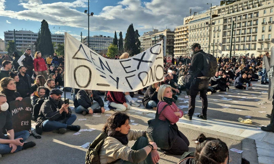 Νέα καθιστική διαμαρτυρία έξω από τη βουλή