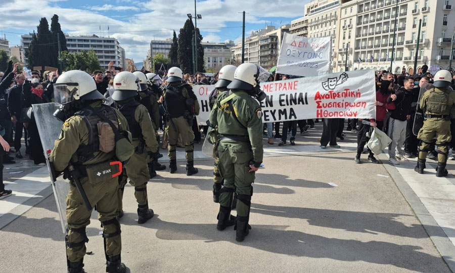 Η εικόνα τώρα έξω από τη Βουλή