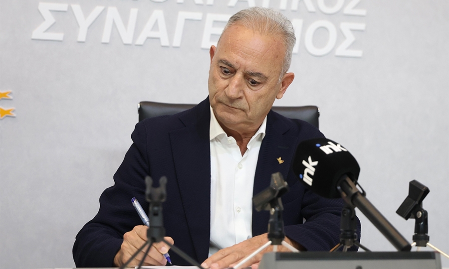 Στην Πινδάρου με την σύζυγό του ο Αβέρωφ Νεοφύτου