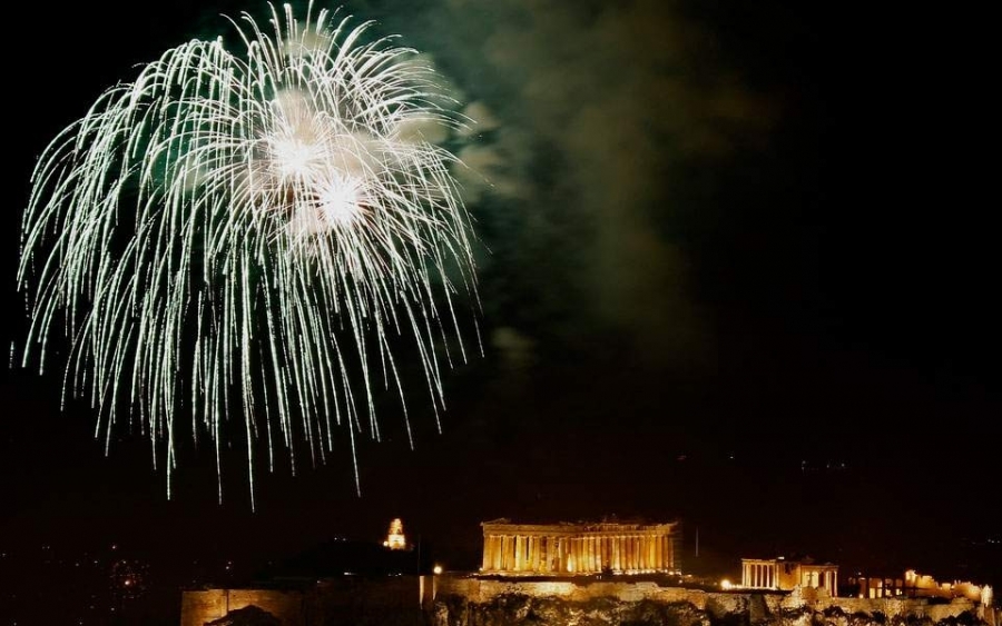Στην Αθήνα, η πρωτοχρονιάτικη γιορτή στήθηκε στο Θησείο.