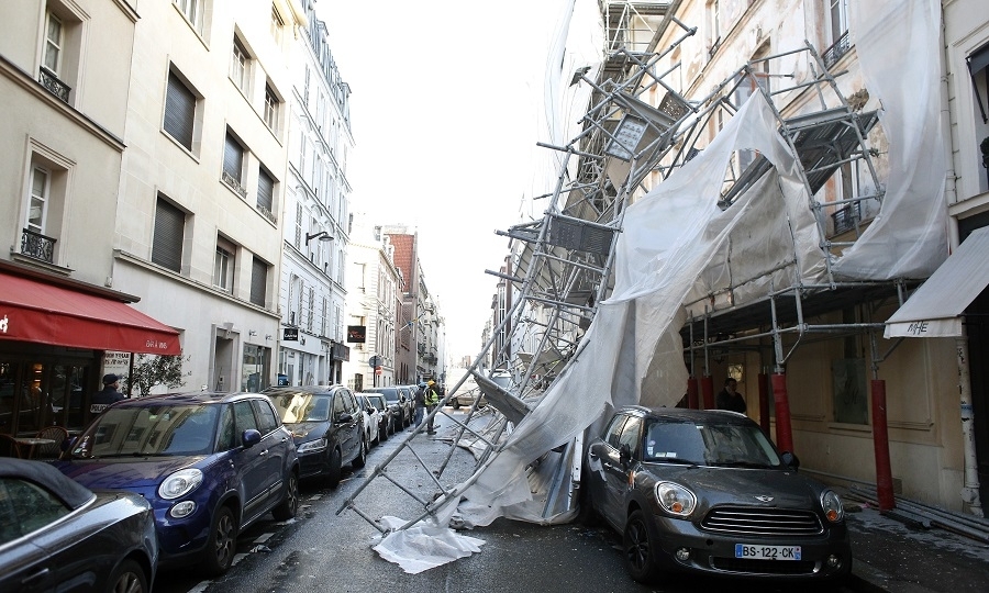15 άνθρωποι έχουν τραυματιστεί στη Γαλλία, κυρίως από πτώσεις δέντρων και άλλων αντικειμένων
