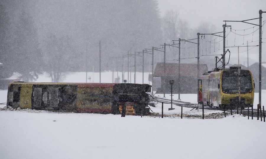 Ο άνεμος ανέτρεψε το πρώτο βαγόνι του περιφερειακού τρένου στην κεντρική Ελβετία
