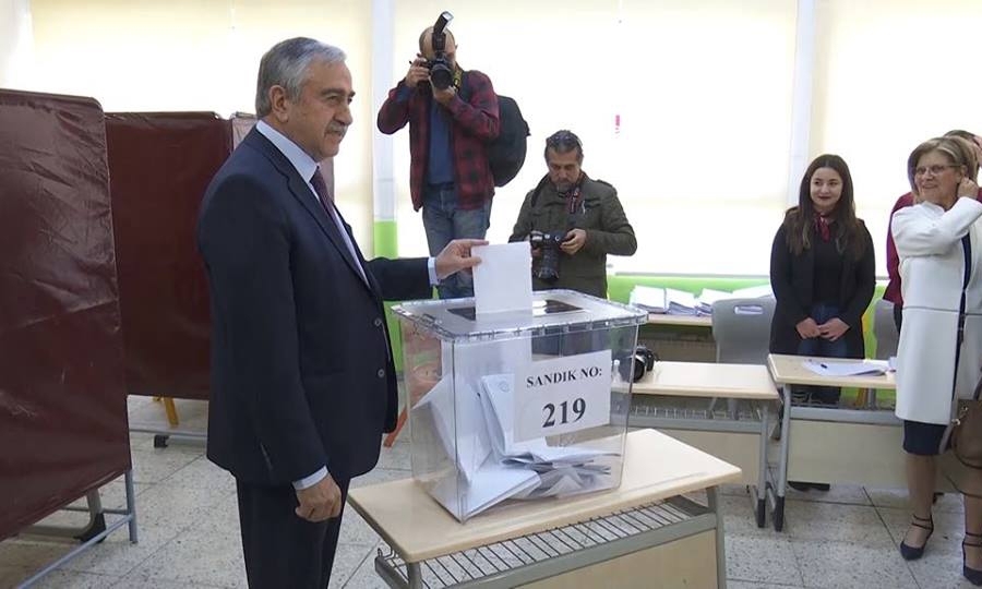 Ο κ. Ακιντζί την ώρα που ψηφίζει