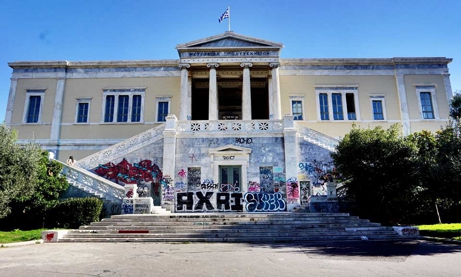 Αυτή είναι η όψη που παρουσιάζει το ιστορικό κτίριο Αβέρωφ του Εθνικού Μετσόβιου Πολυτεχνείου