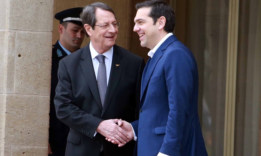 Ο Πρόεδρος Αναστασιάδης και ο Πρωθυπουργός Τσίπρας στα σκαλιά του Προεδρικού