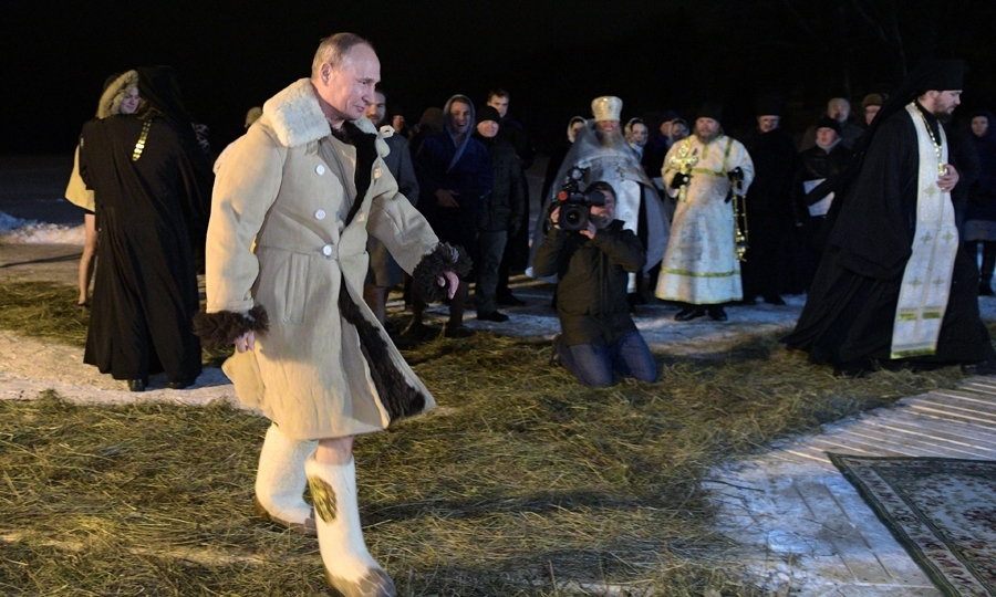 Φορώντας ένα γούνινο παλτό και μπότες ο Ρώσος πρόεδρος πήγε σε μια από τις αποβάθρες της λίμνης