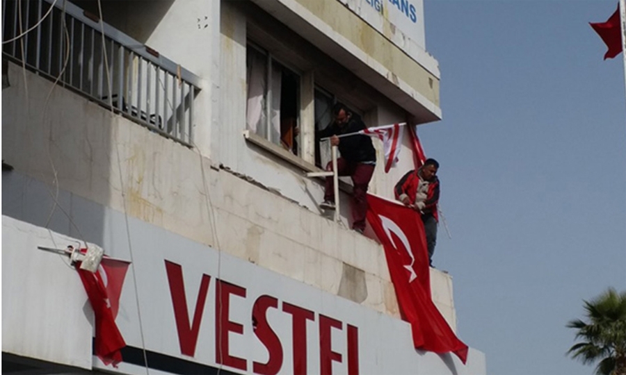 Οι διαμαρτυρόμενοι ξήλωσαν την ταμπέλα της εφημερίδας και ανέρτησαν τούρκικες σημαίες