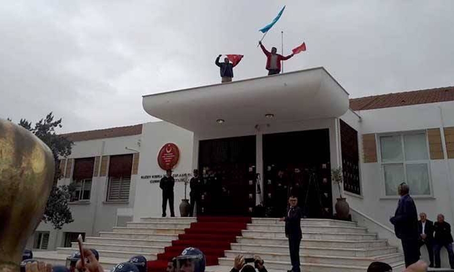 Οι διαδηλωτές εισέβαλλαν στην οροφή της «βουλής» και άνοιξαν τη σημαία του Καλού Κόμματος. 