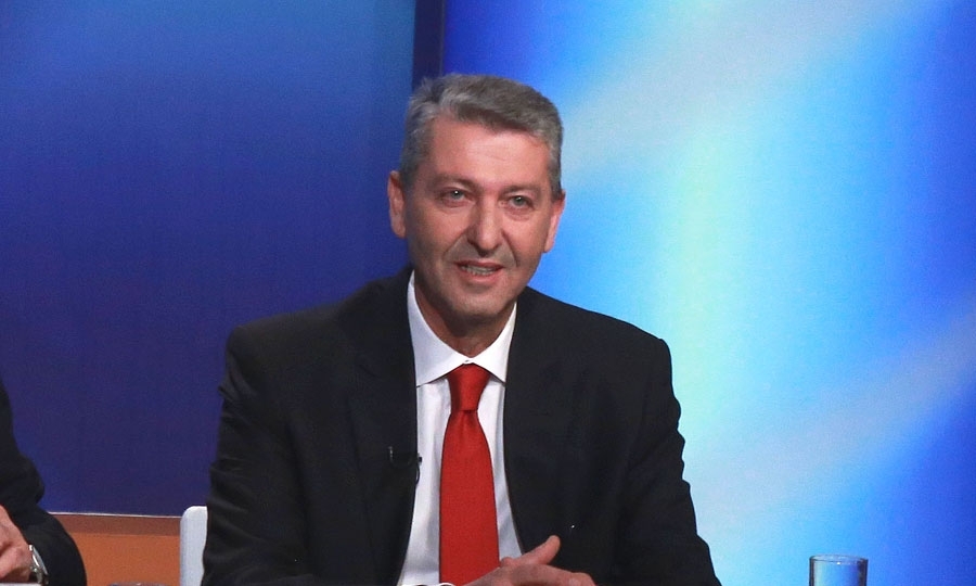 O Γιώργος Λιλλήκας διάλεξε την κόκκινη γραβάτα για να προσεγγίσει τους νέους ψηφοφόρους
