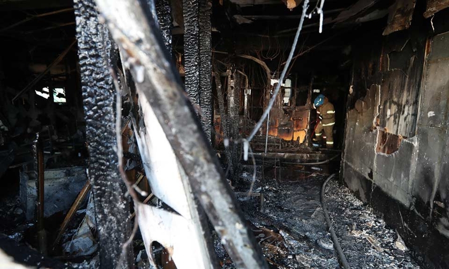 Μεταδόθηκε επίσης η πληροφορία ότι η πυρκαγιά ξέσπασε αρχικά σε γειτονικό οίκο ευγηρίας