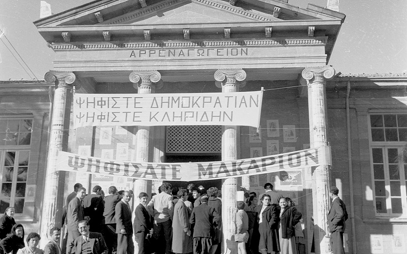 Εκλογές 1959. Εκλογικό κέντρο στην παλιά Λευκωσία με πανό των δυο υποψηφίων, Αρχιεπισκόπου Μακαρίου και Ιωάννη Κληρίδη.