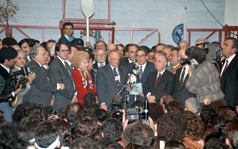 Εκλογές 1993.Ο νικητής Γλαύκος Κληρίδης. Διακρίνονται πίσω του ο Παντελής Κούρος αριστερά ο Νίκος Αναστασιάδης και ο Σπύρος Κυπριανού.