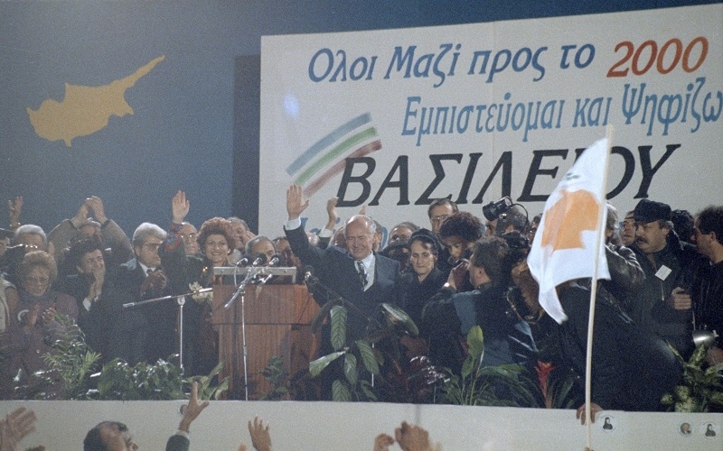 Εκλογές 1993.  Προεκλογική συγκέντρωση Γιώργου Βασιλείου. Διακρίνεται αριστερά ο γ.γ του ΑΚΕΛ Δημήτρης Χριστόφιας.