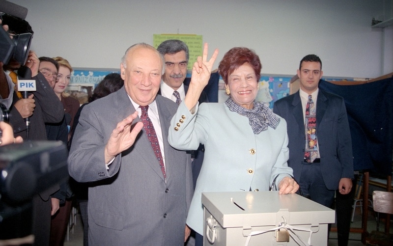 Εκλογές 1998. Ο Γλαύκος και η Λίλα Κληρίδη στο εκλογικό κέντρο που ψήφισαν.