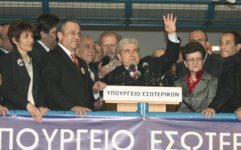 Εκλογές 2008. Τελετή ανακήρυξης Προέδρου Δημοκρατίας Δ. Χριστόφια. Αριστερά ο Κ. Χρυσοστομίδης δίπλα ο Γ. Ομήρου πίσω ο Έφορος Εκλογών Λάζαρος Σαββίδης και ο τότε πρόεδρος του ΔΗΚΟ Μ. Κάρογιαν.