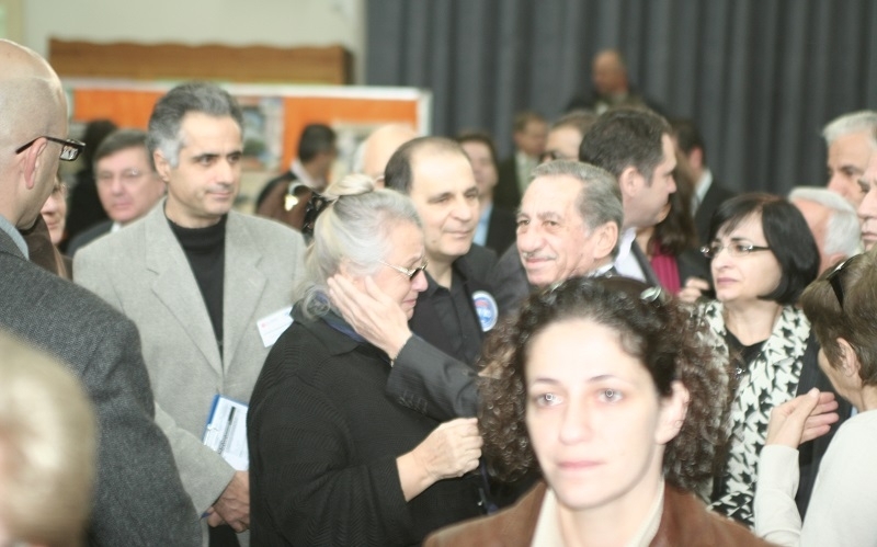 Εκλογές 2008. Ο Τάσσος Παπαδόπουλος, μπροστά η κόρη του Αναστασία και υποστηριχτές του τη βραδιά του Α’ γύρου