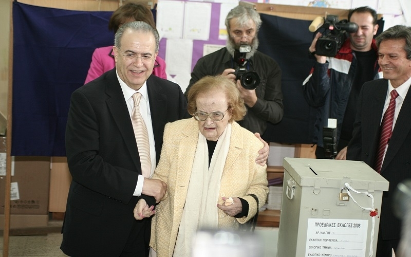 Εκλογές 2008. Ο Ιωάννης Κασουλίδης με τη μητέρα του Ήβη στο εκλογικό Κέντρο στο Ελένειο.