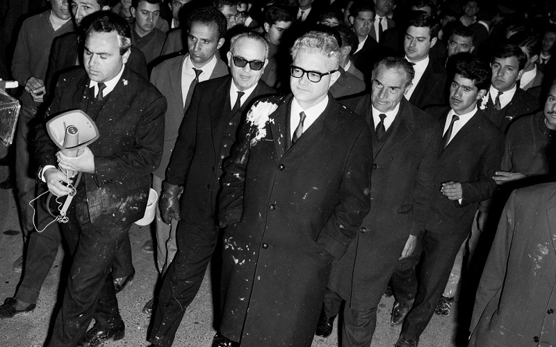 Εκλογές 1968. Ο υποψήφιος Τάκης Ευδόκας αποχωρεί από την Πλατεία Σολωμού όπου δέχθηκε επίθεση κατά την προεκλογική του συγκέντρωση.