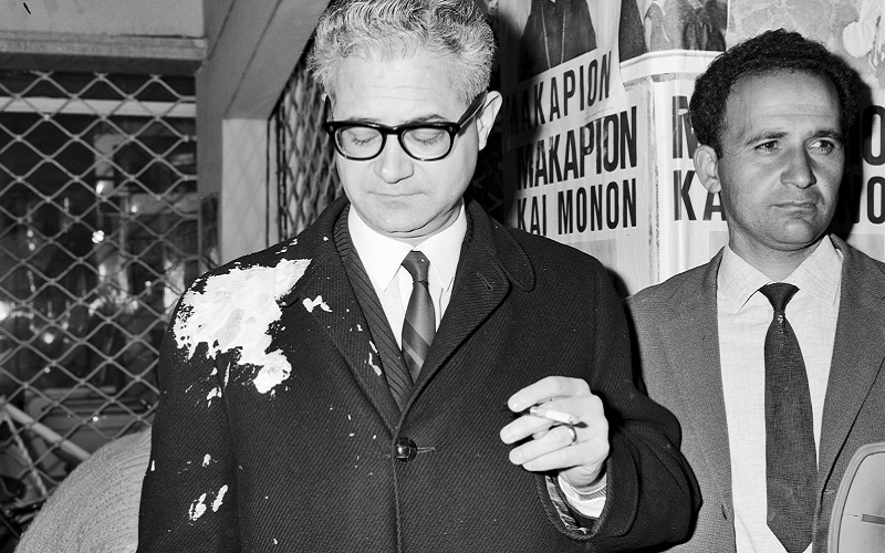  Εκλογές 1968. Ο υποψήφιος Τάκης Ευδόκας με τα σημάδια της επίθεσης.