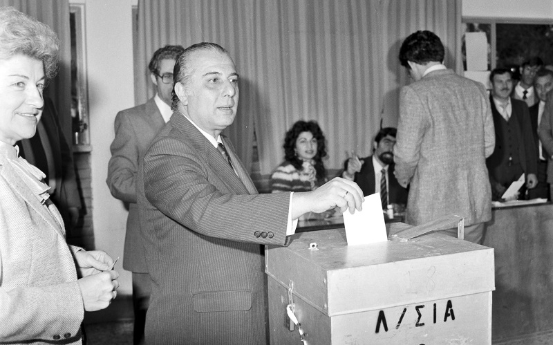 Εκλογές 1983. Ο νικητής Σπύρος Κυπριανού ασκεί το εκλογικό του δικαίωμα συνοδευόμενος από τη σύζυγό του Μιμή.