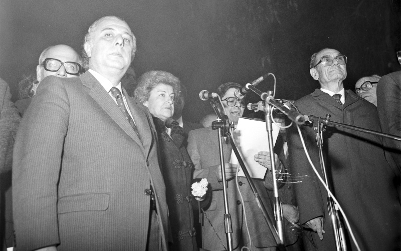 Εκλογές 1983. Τελετή ανακήρυξης Πρόεδρου Δημοκρατίας Σπύρου Κυπριανού. Δεξιά ο Εζεκίας Παπαϊωάννου γ.γ ΑΚΕΛ