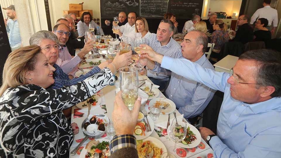 Νικόλας Παπαδόπουλος και Γιώργος Περδίκης γευματίζουν μαζί με φίλους και συνεργάτες  