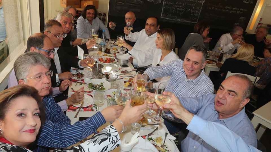 Ο Νικόλας Παπαδόπουλος γευματίζει με συνεργάτες και φίλους 