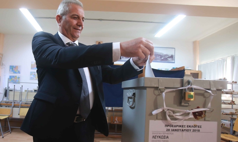 Ο γγ του ΑΚΕΛ Αντρος Κυπριανού τη στιγμή που ψηφίζει 