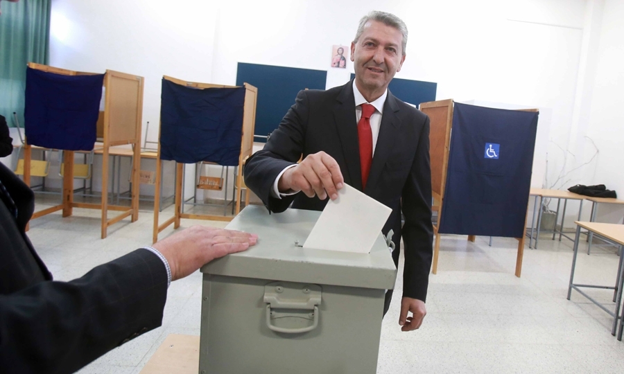 Ο Γιώργος Λιλλήκας την ώρα που ψηφίζει 