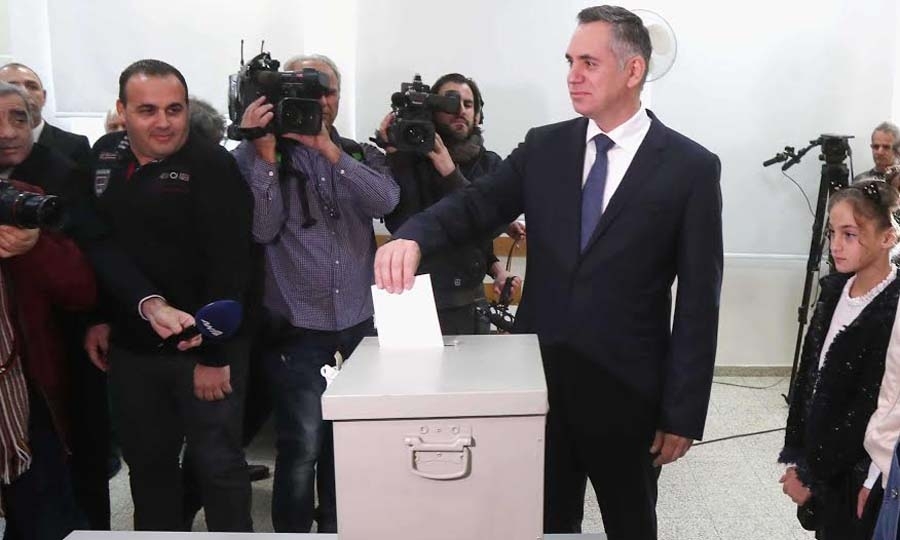 Συνοδευόμενος από τη γυναίκα και τα παιδιά του άσκησε το εκλογικό του δικαίωμα ο Νικόλας Παπαδόπουλος
