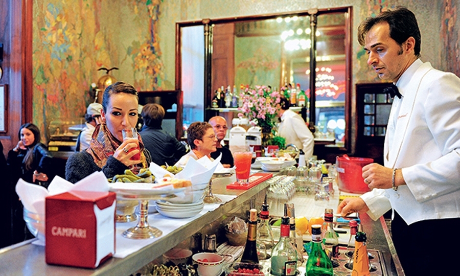 Στο Camparino Bar θα έχετε την ευκαιρία να πιείτε το καλύτερο aperitivo της πόλης
