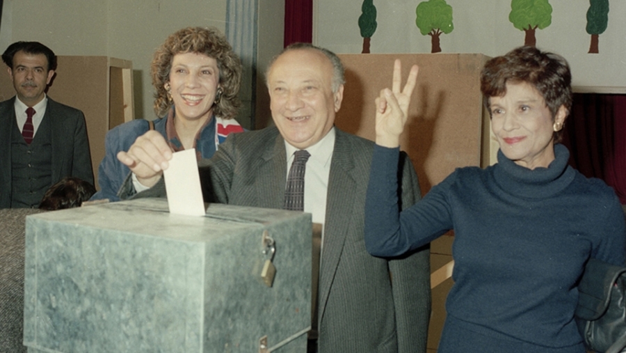 Εκλογές 1998. Ο Γλαύκος και η Λίλα Κληρίδη στο εκλογικό κέντρο που ψήφισαν