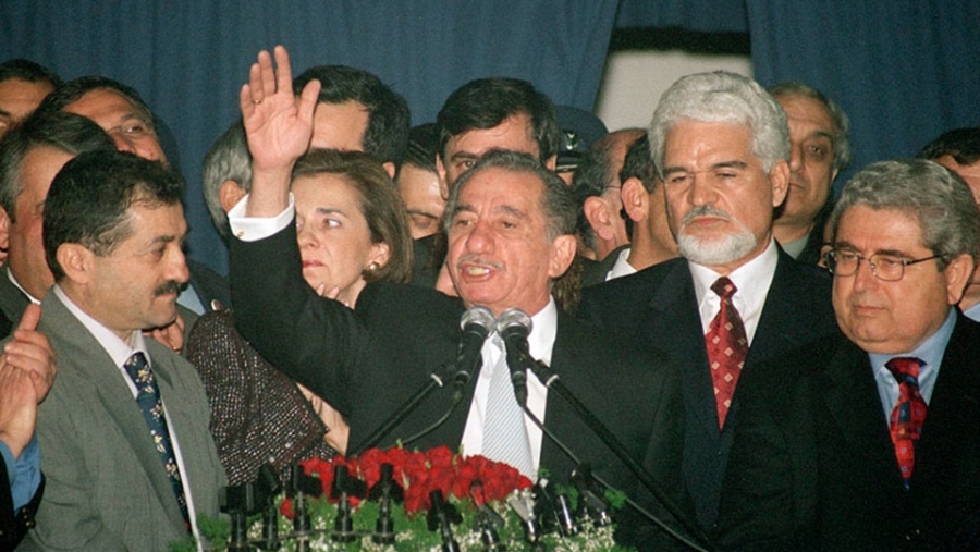 Εκλογές 2003. Ο νικητής των Προεδρικών Τάσσος Παπαδόπουλος παραλαμβάνει από τον Γλαύκο Κληρίδη.