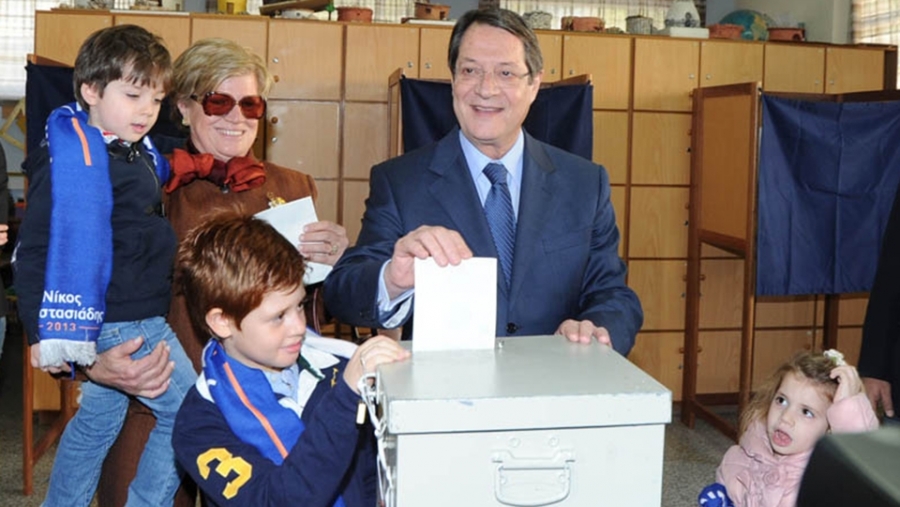 Εκλογές 2013. Ο Νίκος Αναστασιάδης κατά την άσκηση του εκλογικού του δικαιώματος