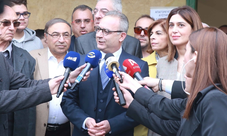 Ο Αβέρωφ Νεοφύτου κάνει δηλώσεις αφού πρώτα ψήφισε