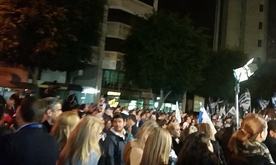 Κλίμα ενθουσιασμού έξω από το επιτελείο Αναστασιάδη στη Λευκωσία