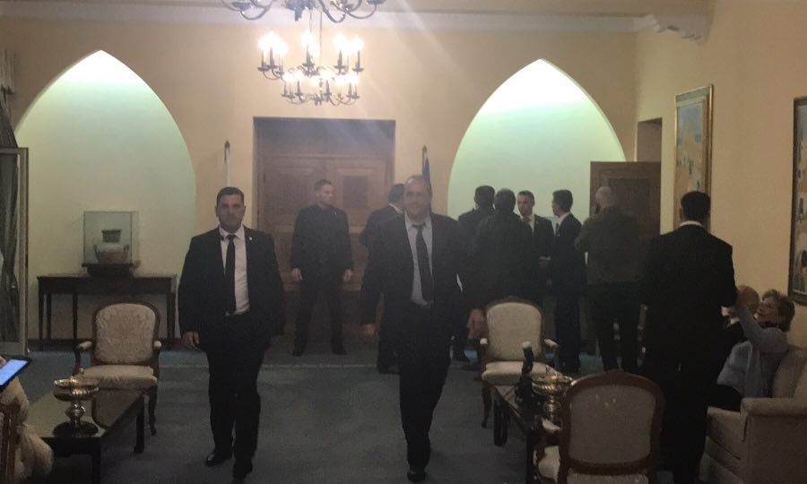 Με στενούς του συνεργάτες παρακολούθησε τη ροή των αποτελεσμάτων ο Πρόεδρος Αναστασιάδης