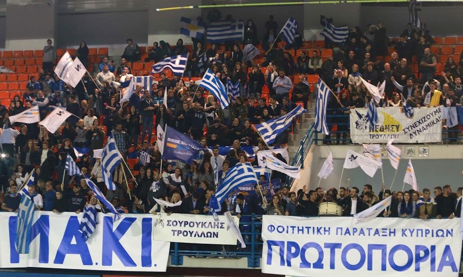 Πλήθος κόσμου κατακλύζει το κλειστό γήπεδο «Τάσσος Παπαδόπουλος»