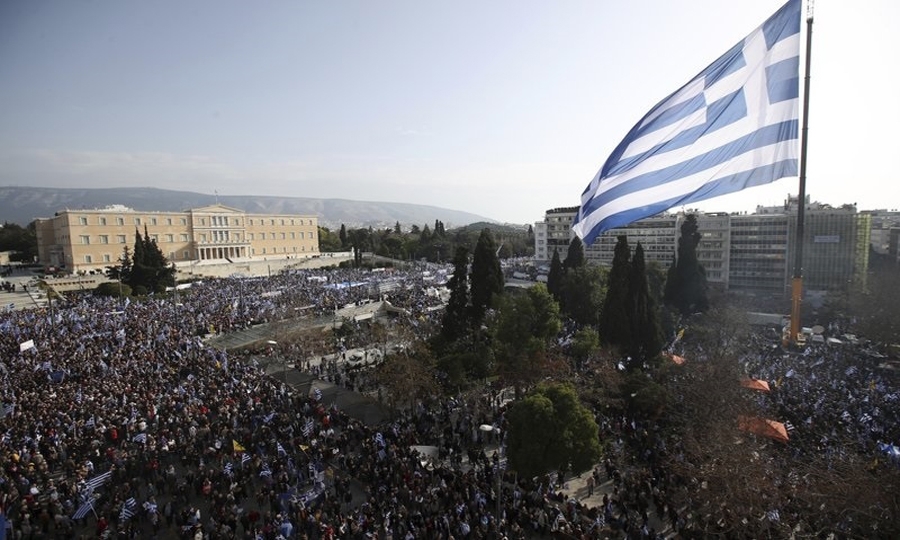 Κυμάτιζε η γιγάντια Ελληνική σημαία 150τμ. στο κέντρο του Συντάγματος