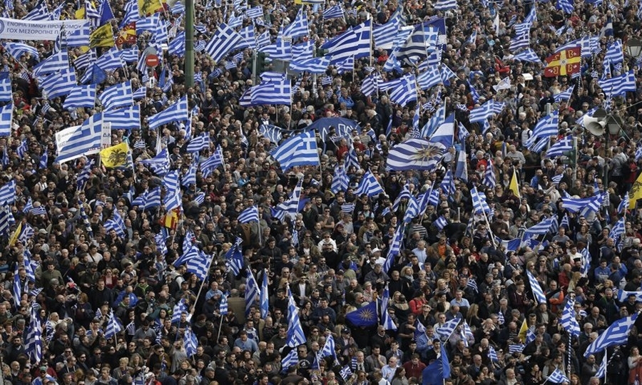 Χιλιάδες ελληνικές σημαίες κυμμάτιζαν κατά τη διάρκεια του συλλαλητηρίου