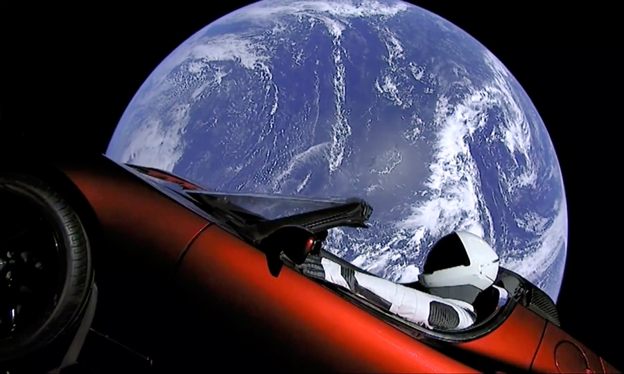 Το ραδιόφωνο του αυτοκινήτου παίζει ξανά και ξανά την μεγάλη επιτυχία του Ντέιβιντ Μπόουι «Space Oddity»