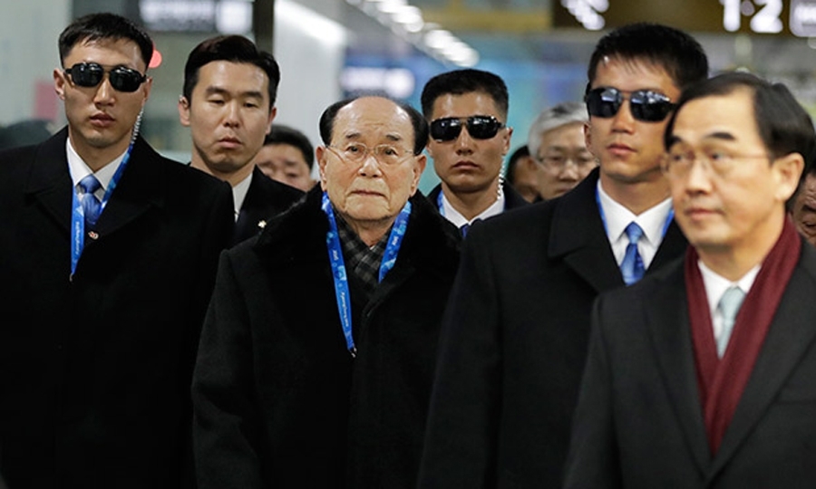Συνοδεύει, μεταξύ άλλων, τον Κιμ Γιονγκ Ναμ, επικεφαλής του προεδρείου της Ανώτατης Λαϊκής Συνέλευσης της Βόρειας Κορέας