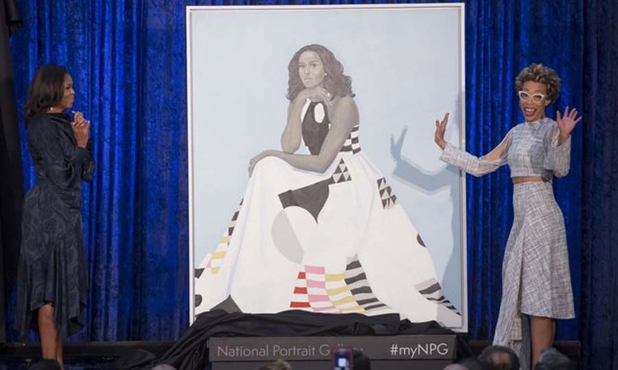 Στο πορτρέτο της Michelle Obama την βλέπουμε με ένα μακρύ φόρεμα διακοσμημένο με γεωμετρικά σχήματα