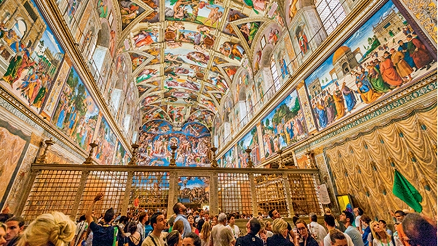 Με τις τοιχογραφίες της Capella Sistina (και του Βωμού στο βάθος) ο Μιχαήλ Άγγελος άλλαξε την πορεία της τέχνης του δυτικού κόσμου. (Φωτογραφία: VISUALHELLAS.GR)