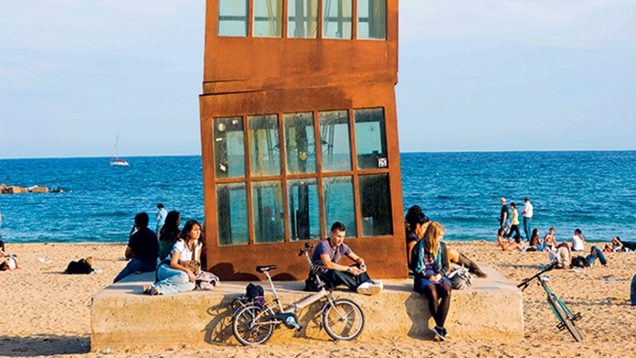 Ο πύργος L’Estel Ferit, έργο της Rebecca Horn, στην παραλία της Barceloneta. (Φωτογραφία: © Cathrine Stukhard/laif)
