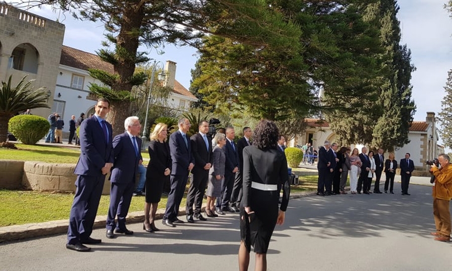 Ο Πρόεδρος μαζί με τους υπουργούς κατέθεσαν στεφάνι στον αδριάντα του Εθνάρχη Μακαρίου Γ'