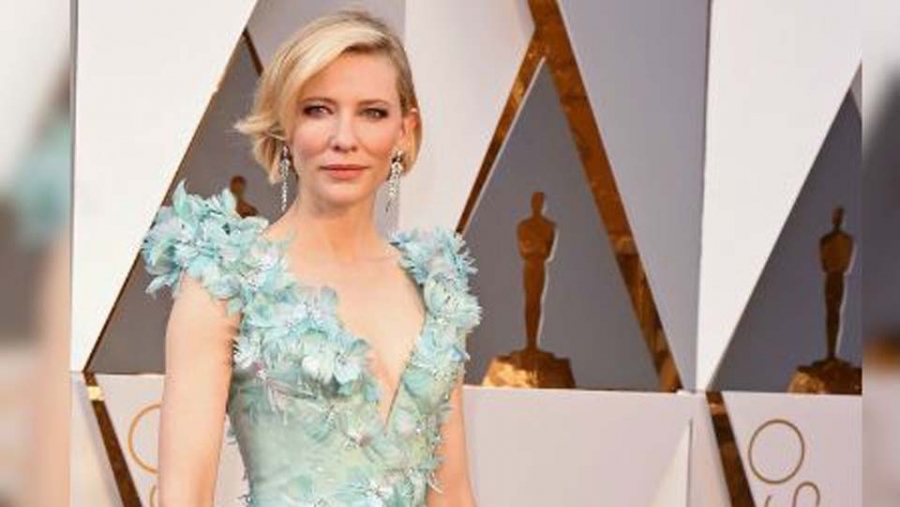 Η Cate Blanchett επιλέγοντας Giorgio Armani δημιουργία